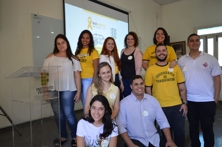 Imagem dos estudantes do Centro Acadêmico de Engenharia de Transportes no palco do auditório Julieta Passos